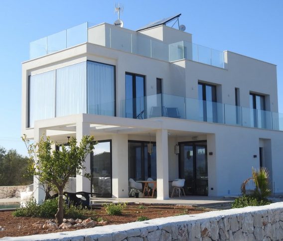 Why We Love the Look of White Calacatta Marble?