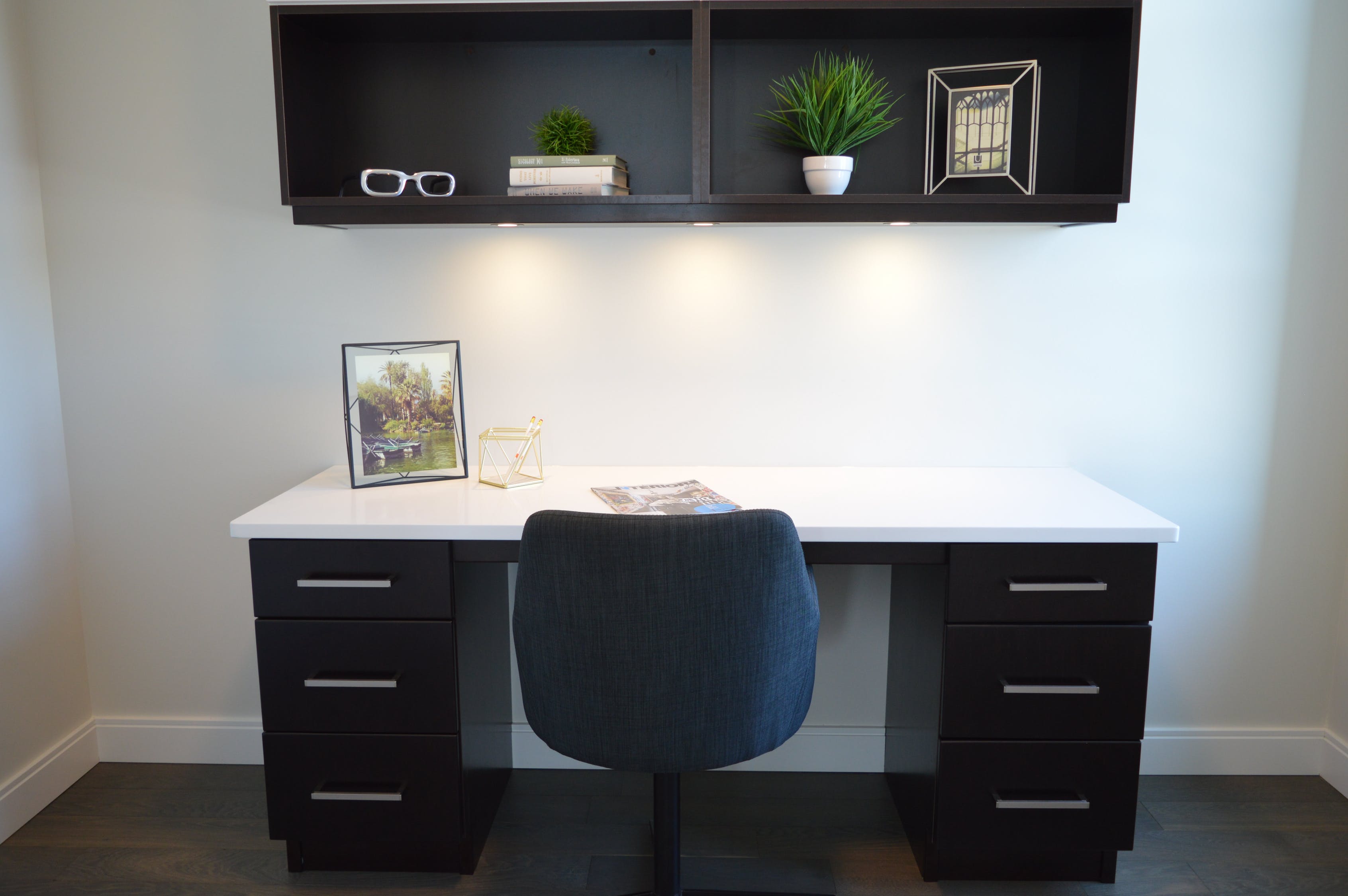 3 Easy Ways to Decorate Your Small Office Room
