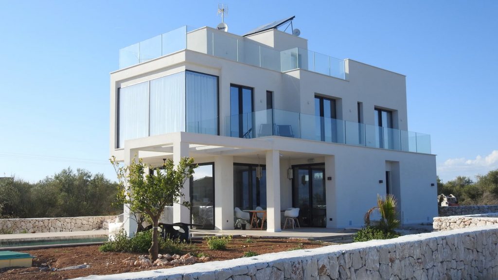 Why We Love the Look of White Calacatta Marble?